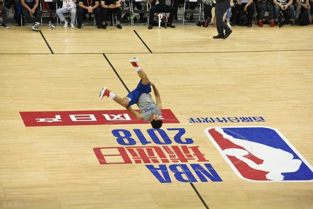 开云在线开户-擎天巨柱：NBA历史上那些定义时代的大个子传奇