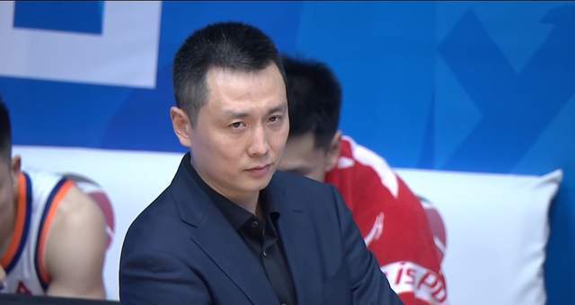 开云体育app-50分大胜，上海男篮稳坐榜首位置 张镇麟10分献暴扣 4外援齐爆发